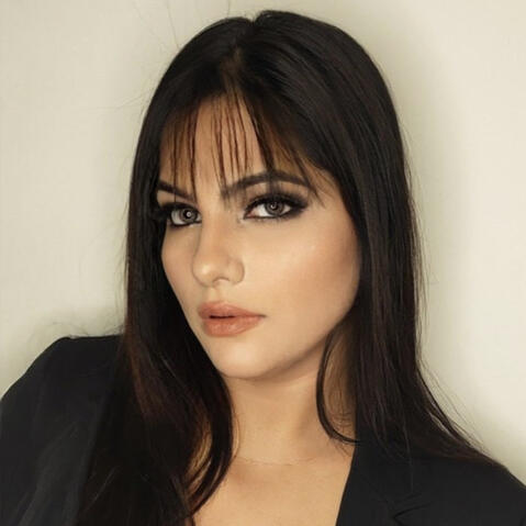 JANVI KISHNANI SIILK MAKEOVER 10+ years experience • 500+ happy brides • Luxury bridal & HD makeup for weddings, receptions & photoshoots.